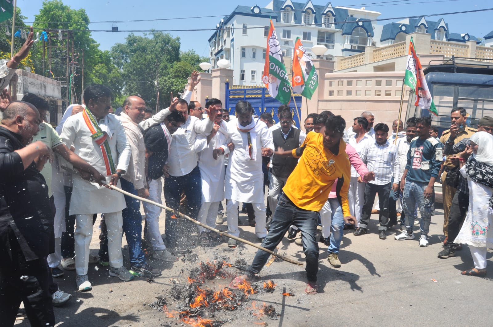 असम मुख्यमंत्री के बयान पर कांग्रेस का विरोध, लखनऊ में शहर कांग्रेस कमेटी ने किया प्रदर्शन